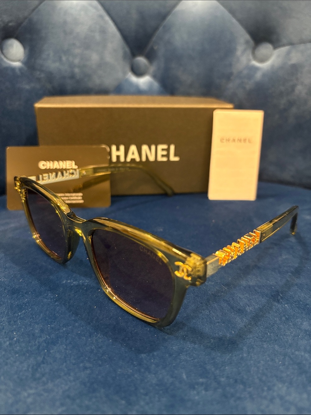 NIB Fashion Cat Eye Forest Green Sunglasses with Gold Logo Temples